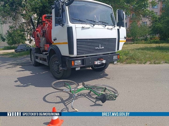 В Кобрине 71-летний велосипедист попал под грузовик