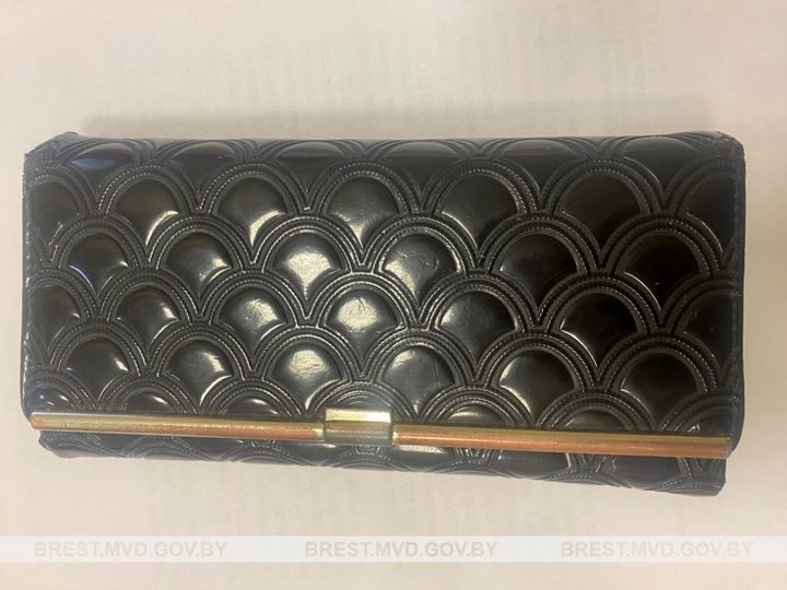 В Брестской области пенсионерка забыла в магазине кошелек с $1000. Что было дальше?