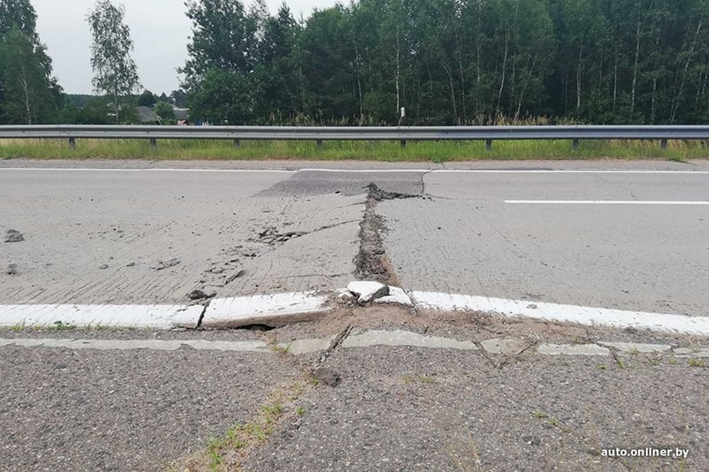 Из-за жары на трассе подняло плиты. Не обошлось без аварий