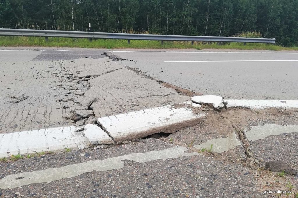 Из-за жары на трассе подняло плиты. Не обошлось без аварий