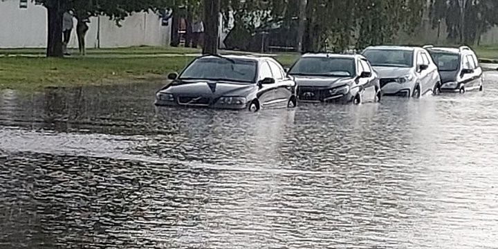 Автомобили оказались наполовину в воде из-за ливня в Могилеве. Фотофакт