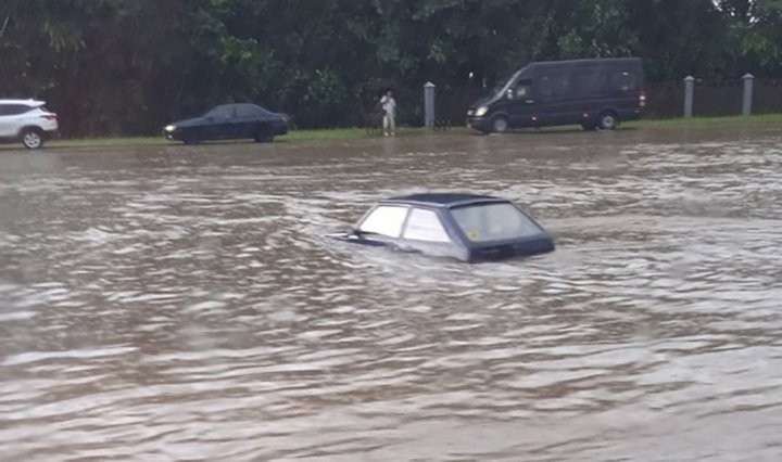 Автомобили оказались наполовину в воде из-за ливня в Могилеве. Фотофакт