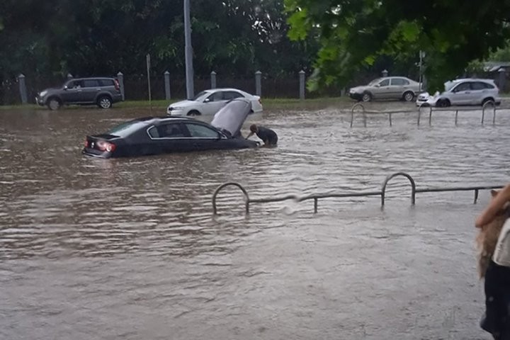 Автомобили оказались наполовину в воде из-за ливня в Могилеве. Фотофакт