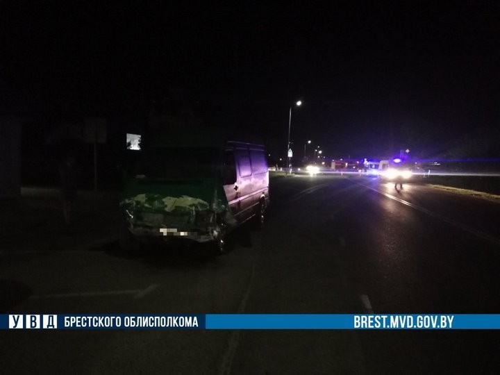 Появились подробности ДТП в Кобрине, в котором перевернулся автомобиль такси. Кто виноват?