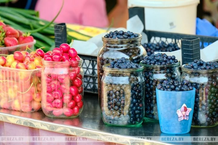 Первые лесные ягоды появились на рынке в Березе