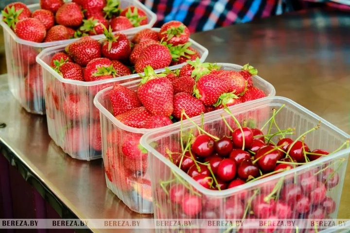 Первые лесные ягоды появились на рынке в Березе