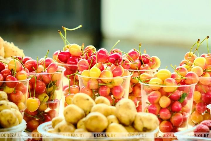 Первые лесные ягоды появились на рынке в Березе