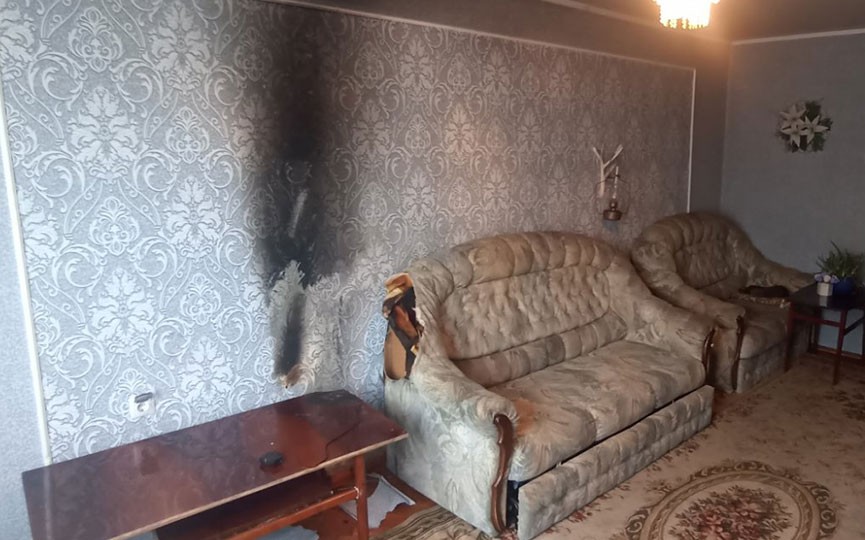 Оставленный на зарядке мобильник мог стать причиной пожара в квартире. Случай в Брестской области