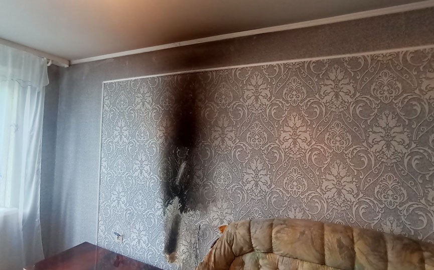 Оставленный на зарядке мобильник мог стать причиной пожара в квартире. Случай в Брестской области