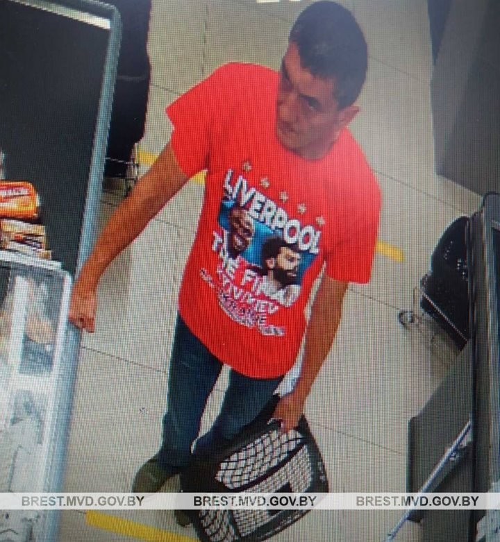 В Бресте ищут покупателя в красной майке Liverpool