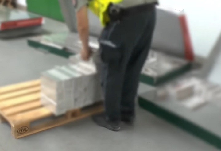 Больше суток ушло у польских таможенников, чтобы посчитать контрабандные сигареты. Водителю грозит лишение свободы на 10 лет