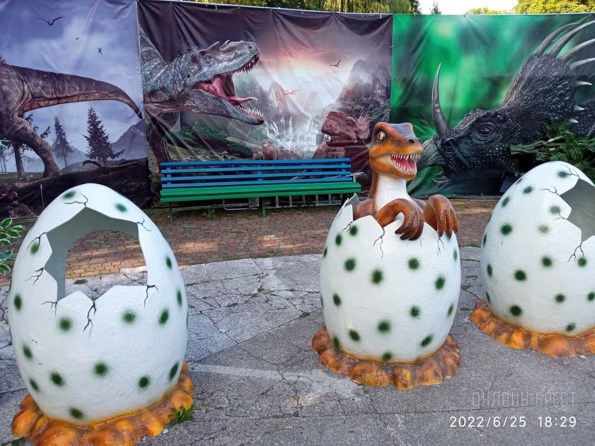 Жаркое лето в большом парке динозавров! Весело проведите время всей семьей в «Динолэнд» в Бресте