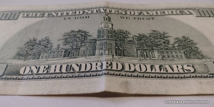 Хранил доллары в пакете — они покрылись плесенью, обменники их не принимают. Что делать?