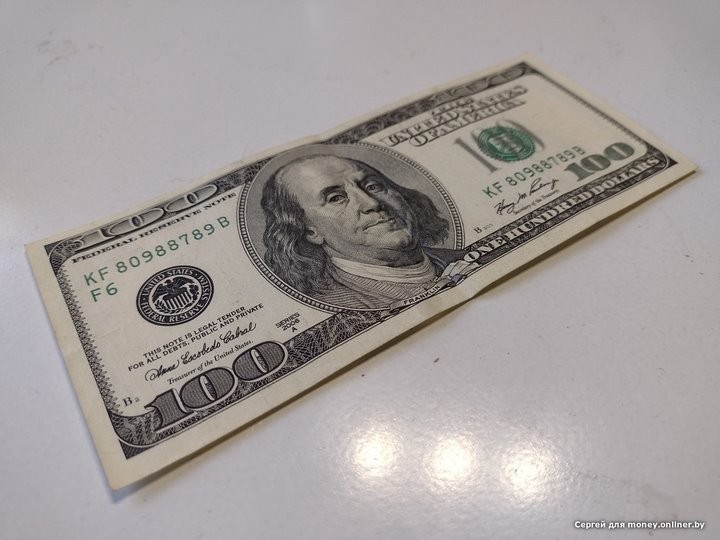 Хранил доллары в пакете — они покрылись плесенью, обменники их не принимают. Что делать?