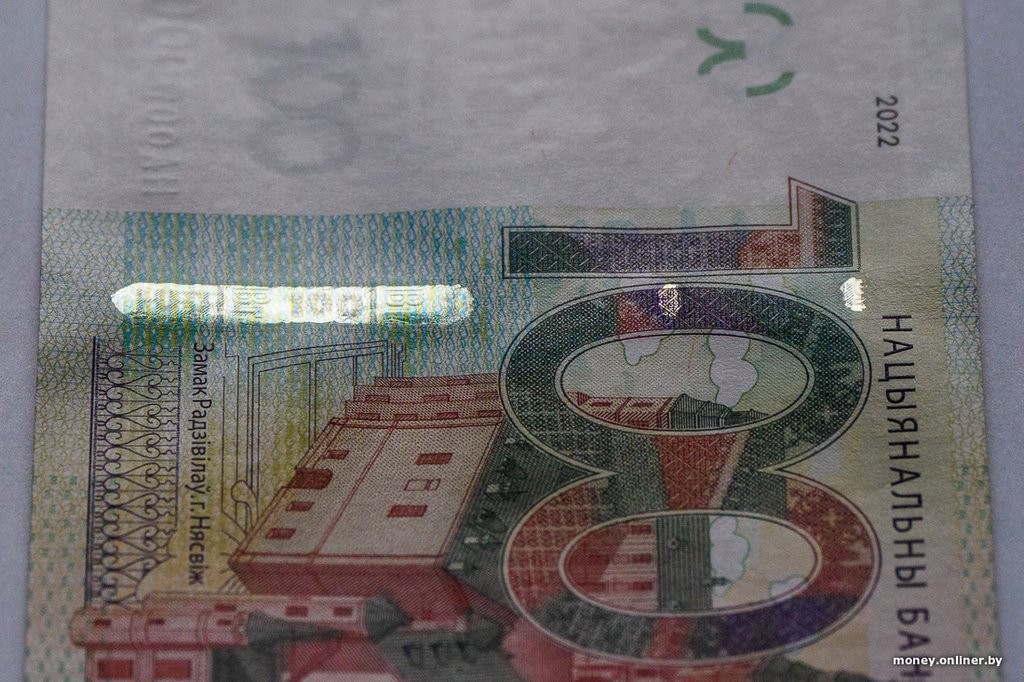 В Беларуси введена в обращение обновленная купюра номиналом 100 белорусских рублей. Как она выглядит?
