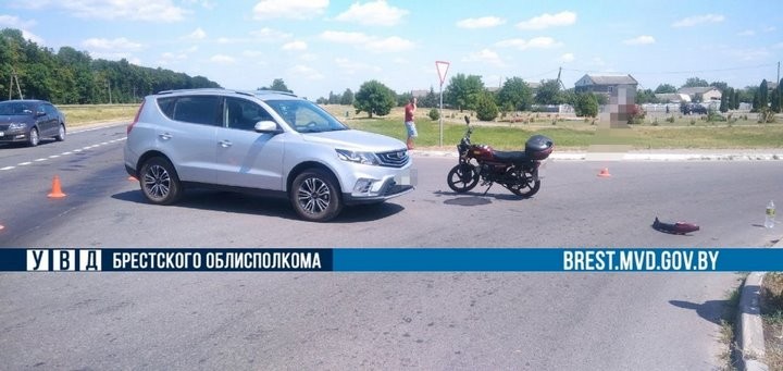 Мопед и Geely столкнулись в Брестской области