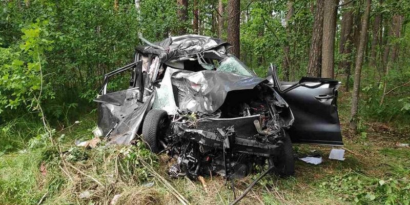 В Беларуси женщина с детьми на Volkswagen выехала под фуру. Погибла она сама и ее дочь