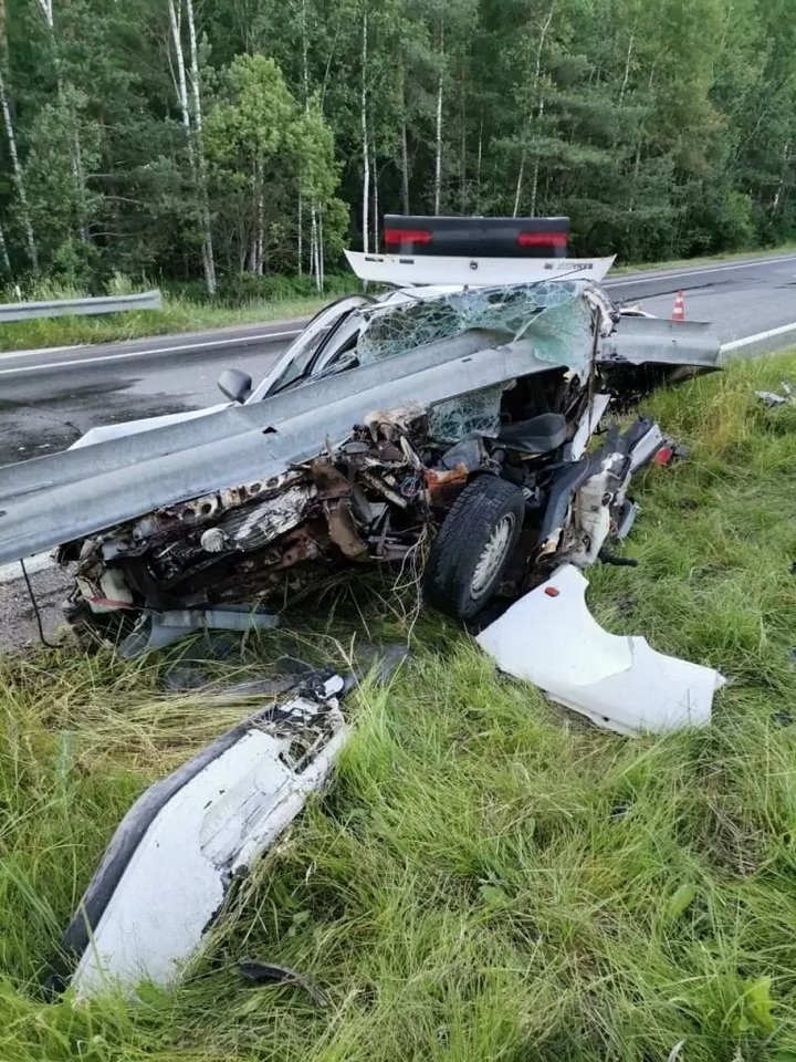 На М1 легковушка врезалась в ограждение разделительной полосы