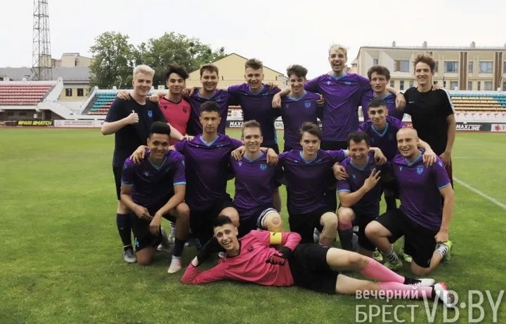 Ветераны брестского «Динамо» сыграли с командой блогеров и тиктокеров. И проиграли