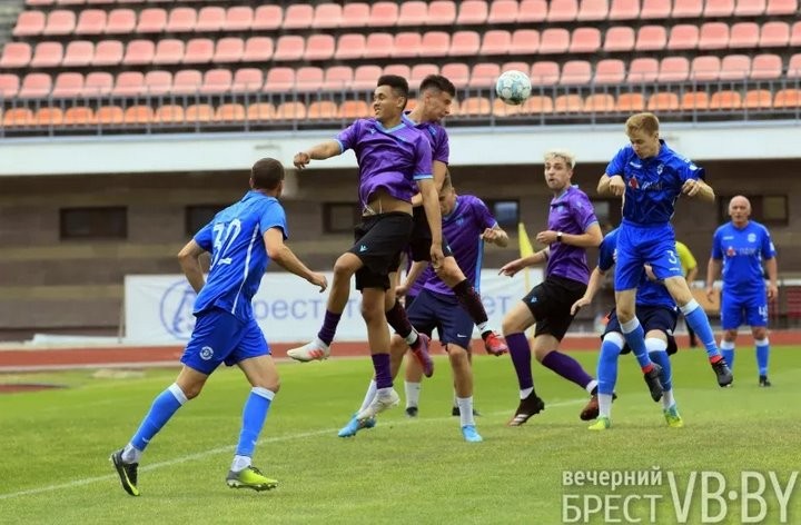 Ветераны брестского «Динамо» сыграли с командой блогеров и тиктокеров. И проиграли