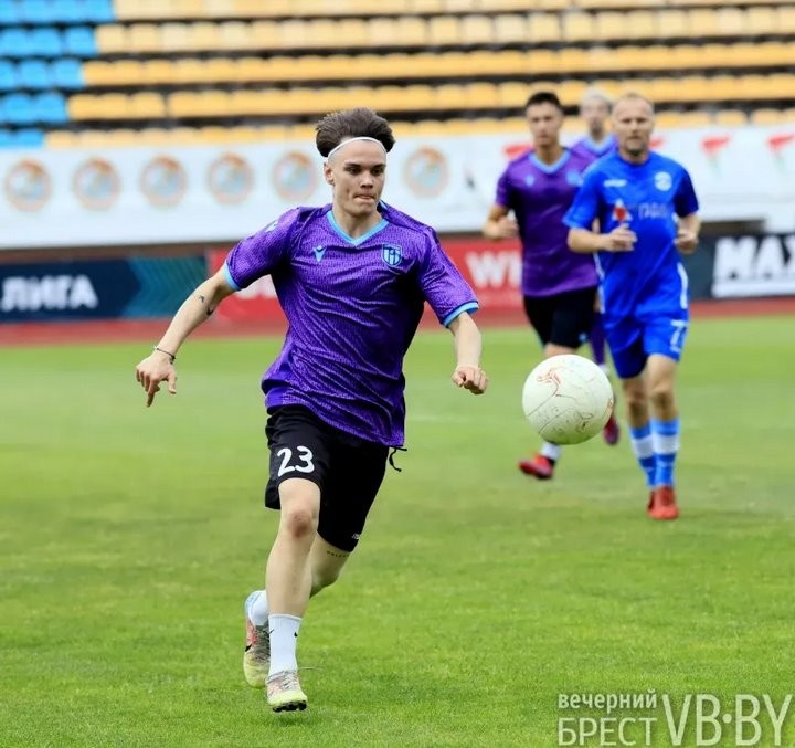 Ветераны брестского «Динамо» сыграли с командой блогеров и тиктокеров. И проиграли