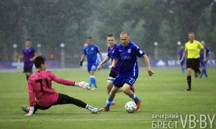 Ветераны брестского «Динамо» сыграли с командой блогеров и тиктокеров. И проиграли