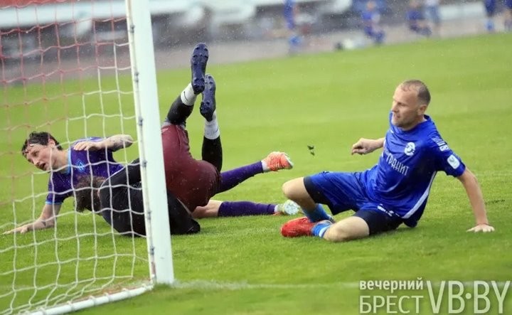 Ветераны брестского «Динамо» сыграли с командой блогеров и тиктокеров. И проиграли