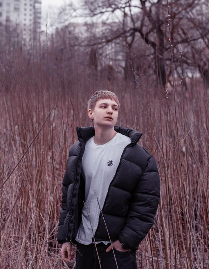 «Первое время брал по 5 рублей». В свои 18 лет парень делает маникюр лучше многих женщин-мастеров