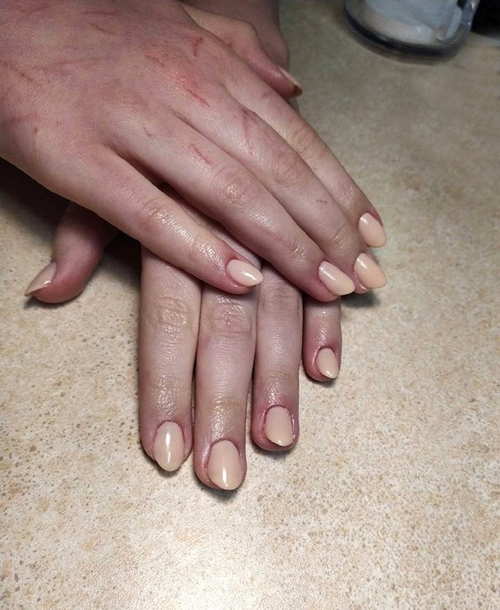 «Первое время брал по 5 рублей». В свои 18 лет парень делает маникюр лучше многих женщин-мастеров