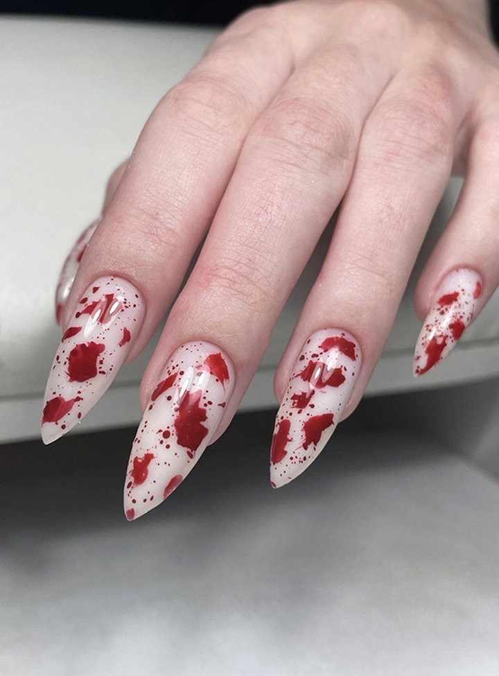 «Первое время брал по 5 рублей». В свои 18 лет парень делает маникюр лучше многих женщин-мастеров