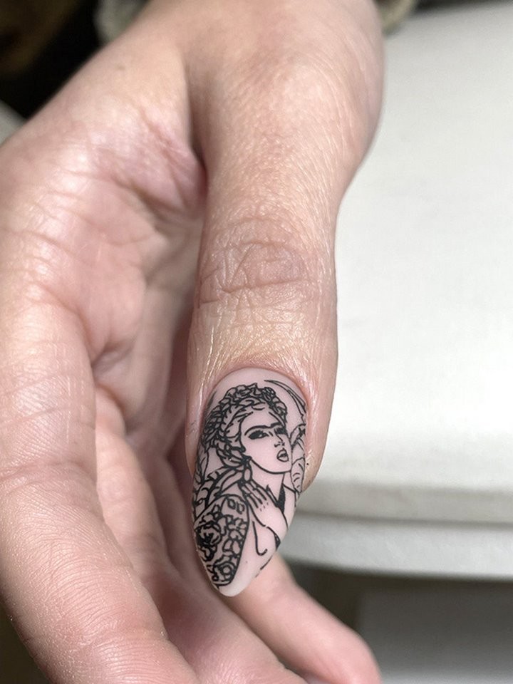 «Первое время брал по 5 рублей». В свои 18 лет парень делает маникюр лучше многих женщин-мастеров