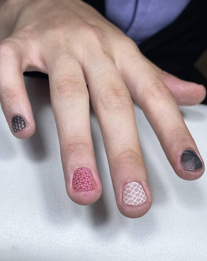 «Первое время брал по 5 рублей». В свои 18 лет парень делает маникюр лучше многих женщин-мастеров