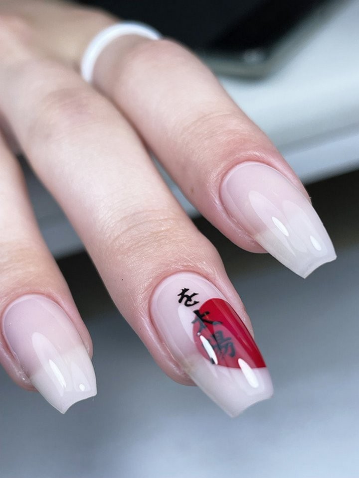 «Первое время брал по 5 рублей». В свои 18 лет парень делает маникюр лучше многих женщин-мастеров