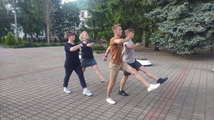 Юнармейцы разных поколений отстоят Вахту Памяти у Вечного огня в Брестской крепости