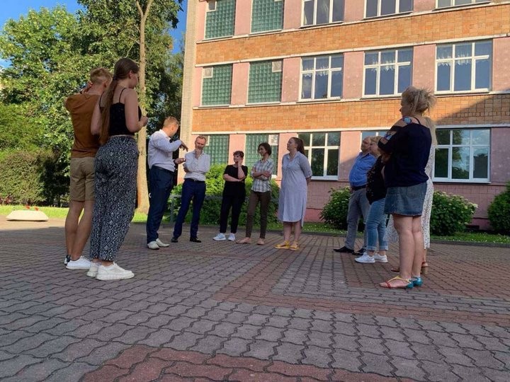 Юнармейцы разных поколений отстоят Вахту Памяти у Вечного огня в Брестской крепости