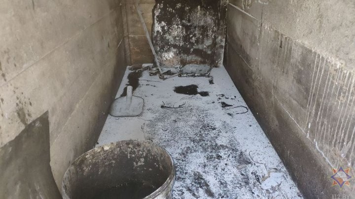 В процессе замены топливного фильтра мужчина пролил на себя бензин. От переносного светильника загорелась одежда