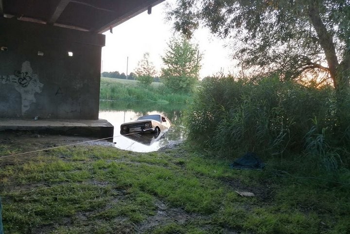 В Беларуси рыбак не смог выбраться из скатившегося в реку автомобиля