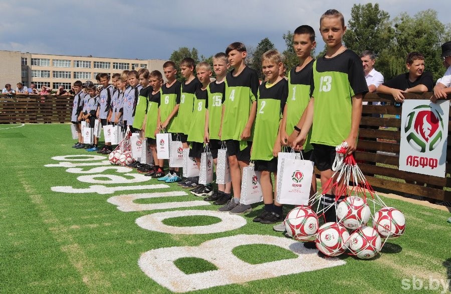 В Ганцевичах открыли футбольную площадку, построенную при содействии АБФФ и Туровского молочного комбината