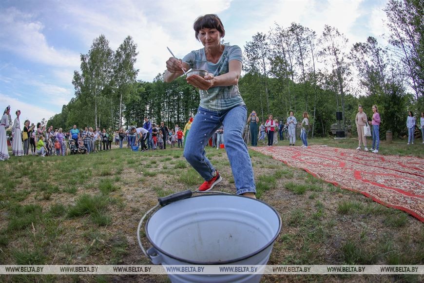 Праздник Ивана Купалы собрал в Беловежской пуще сотни гостей