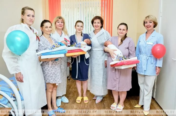 В березовском роддоме вручили подарки мамам, родившим 3 июля