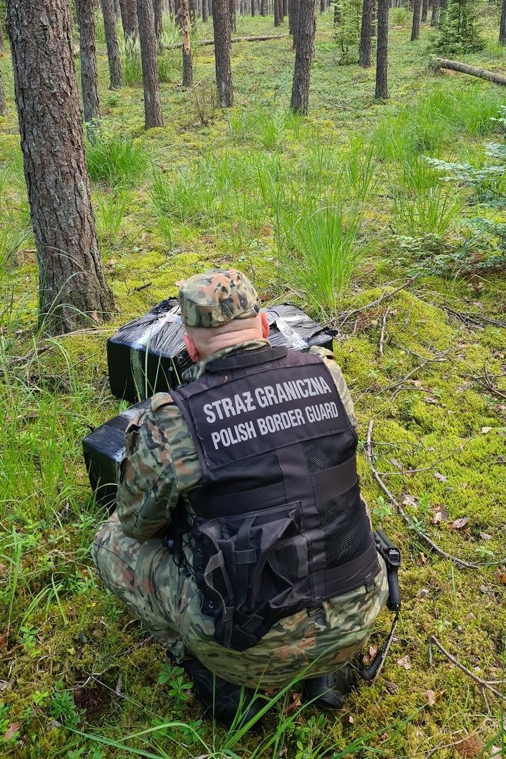 Польские пограничники наблюдали за дроном из Беларуcи, пока он не приземлился в 2-х км от границы. Нашли сигареты на 15,7 тыс $