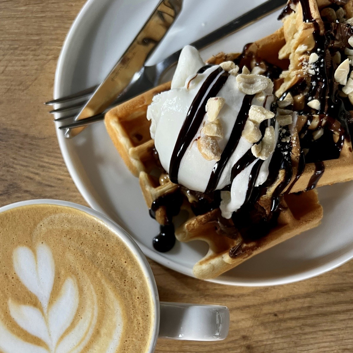 Невероятно вкусные фирменные вафли и кофе наивысшего качества. Двухэтажная кофейня «Таполі» по ул. 17 сентября приглашает брестчан в гости