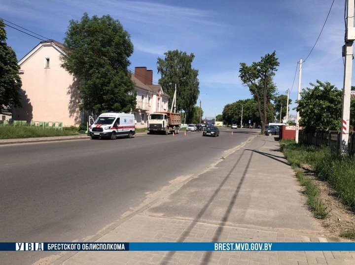 В Брестской области мужчина погиб под колесами грузовика. Видео не для слабонервных