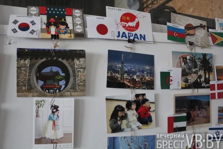 Открываем мир через почтовые карточки. В Бресте работает уникальная выставка «Счастливый посткроссинг»