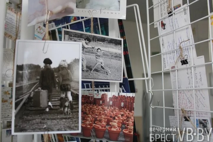 Открываем мир через почтовые карточки. В Бресте работает уникальная выставка «Счастливый посткроссинг»