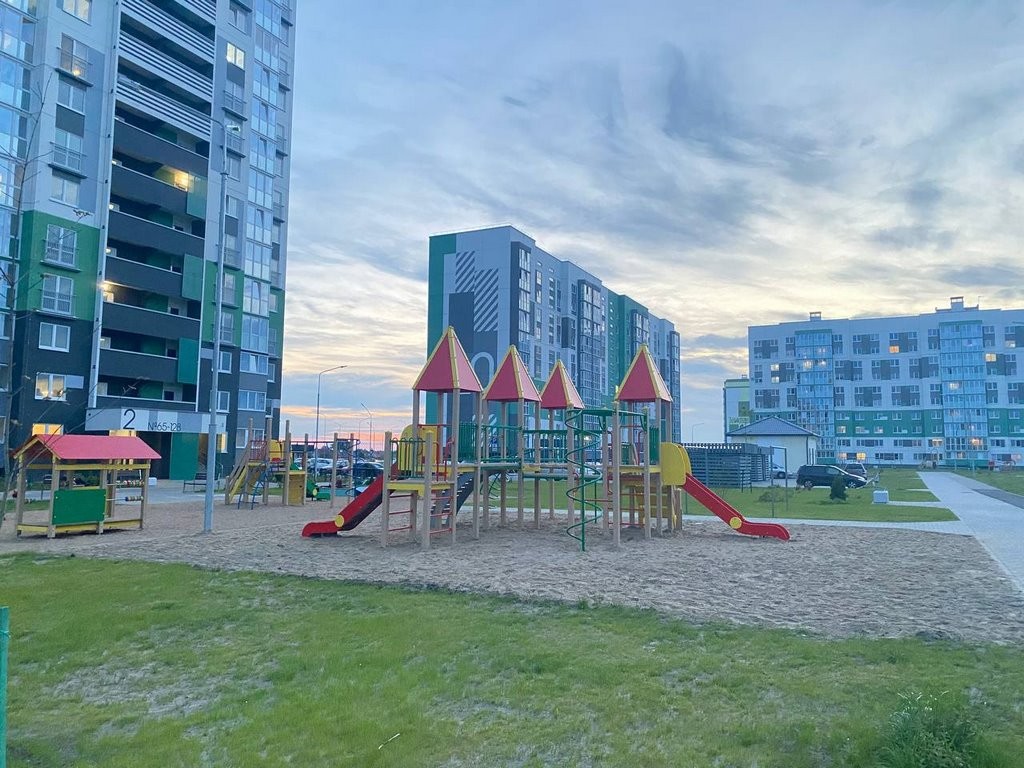 На улице Мытной в Бресте завершён монтаж детского игрового комплекса