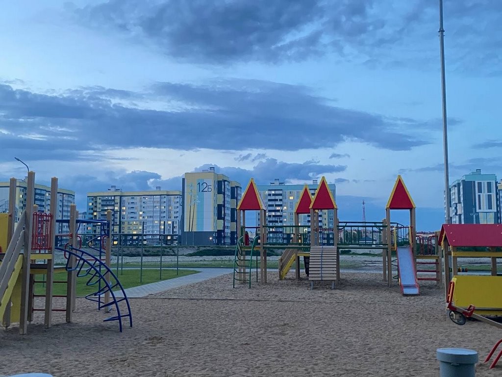 На улице Мытной в Бресте завершён монтаж детского игрового комплекса