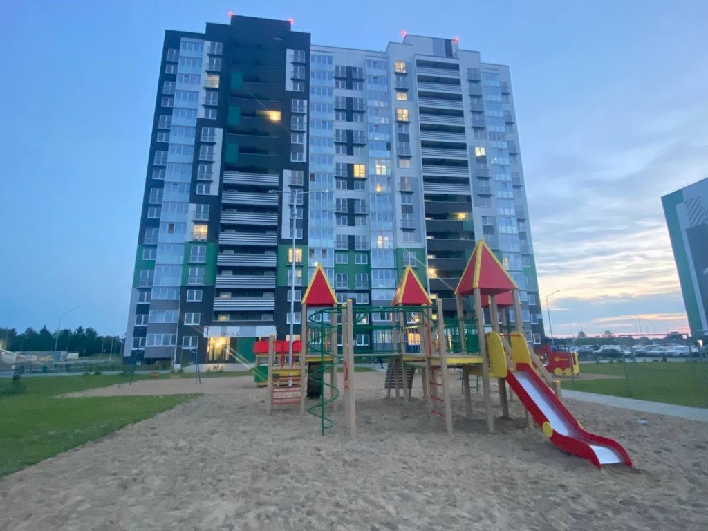 На улице Мытной в Бресте завершён монтаж детского игрового комплекса