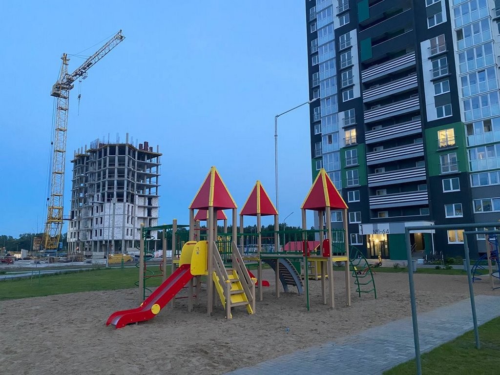 На улице Мытной в Бресте завершён монтаж детского игрового комплекса