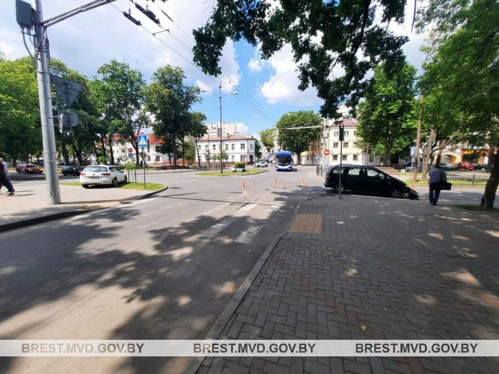 В Бресте столкнулись два авто. Один из них сбил пешехода